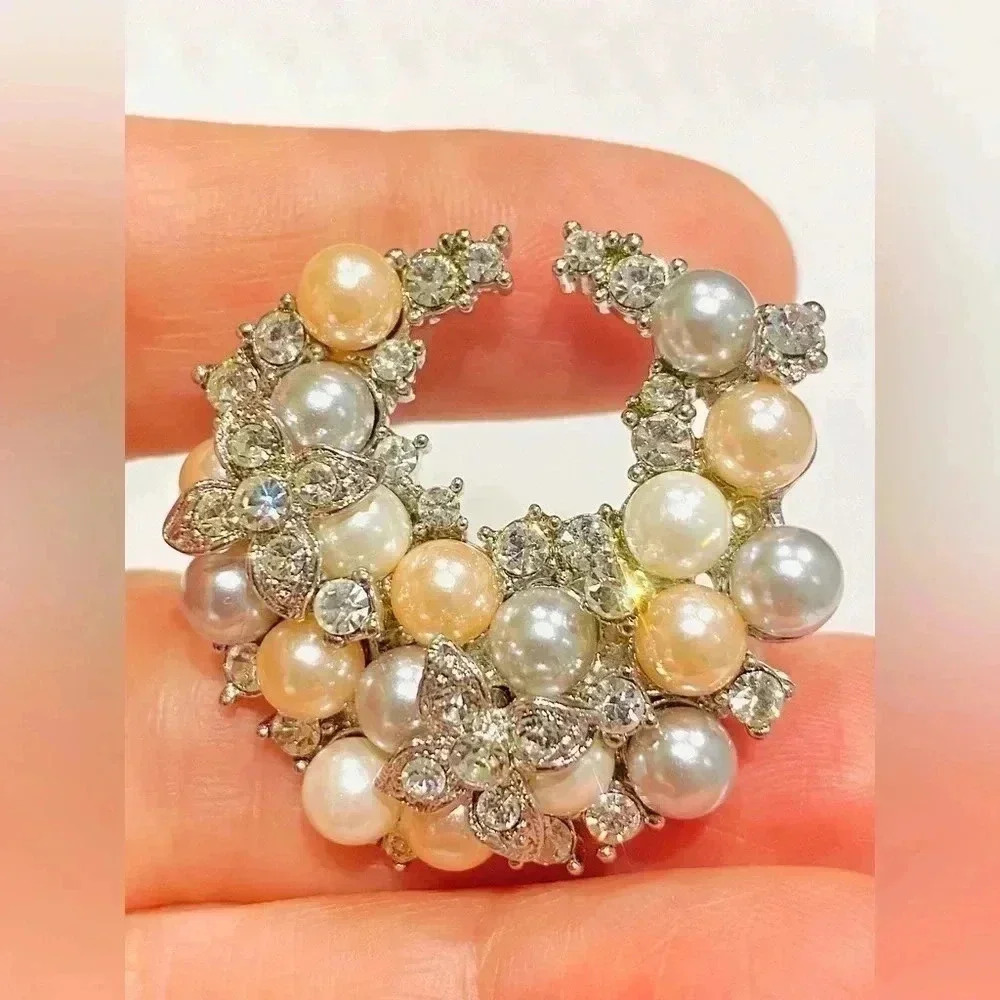 Shining beads brooch. Faux pearls beads